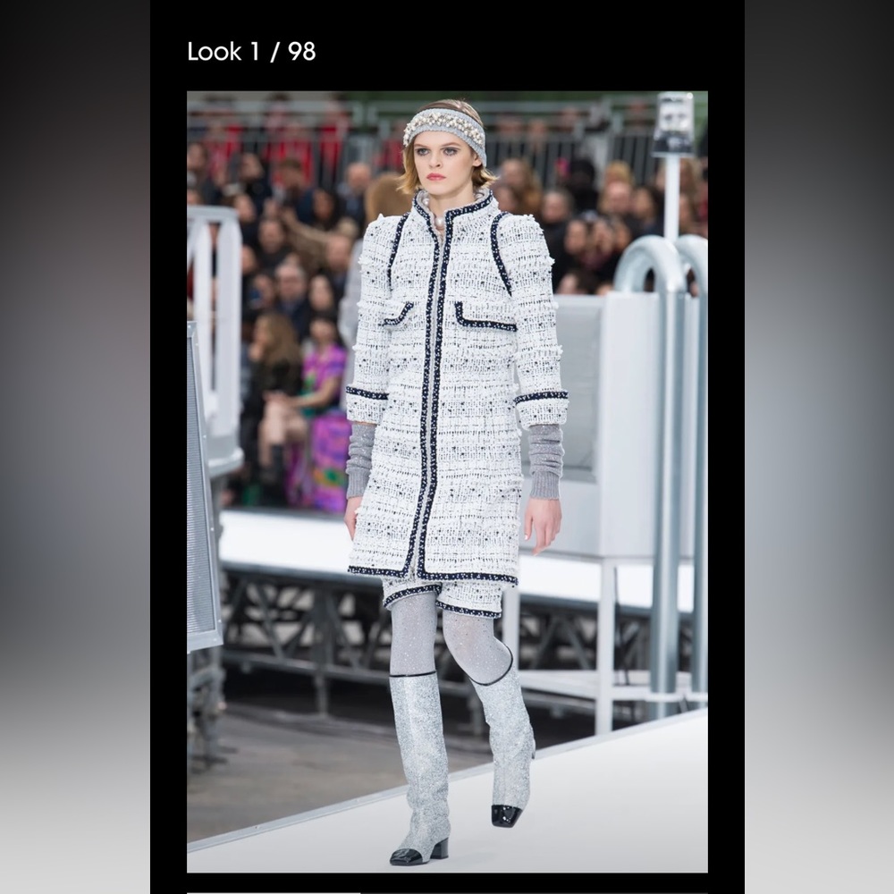 CHANEL 2017 READY-TO-WEAR coat.